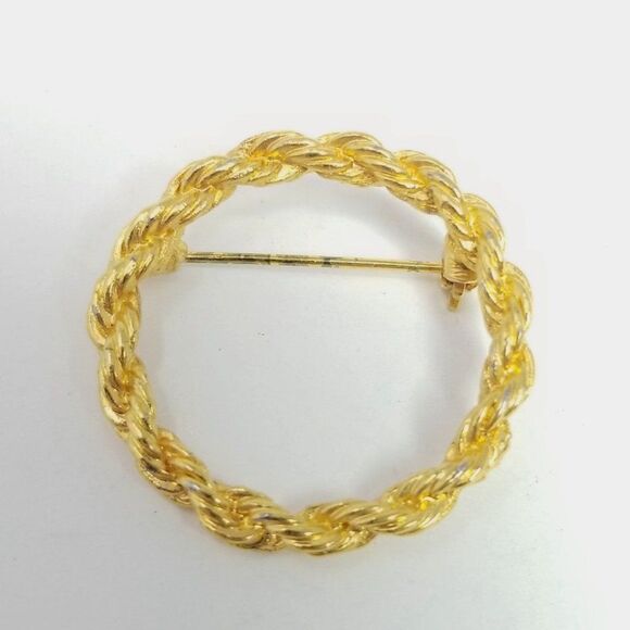 Vintage Spiral Circle Brooch, Gold Tone Metal, Minimal Unisex Lapel Pin, Estate - Picture 1 of 6